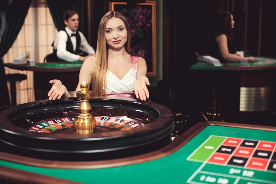 Meja live casino dengan dealer dan layar permainan
